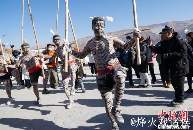 青海古村“於菟”跃古堡 祈福新年平安