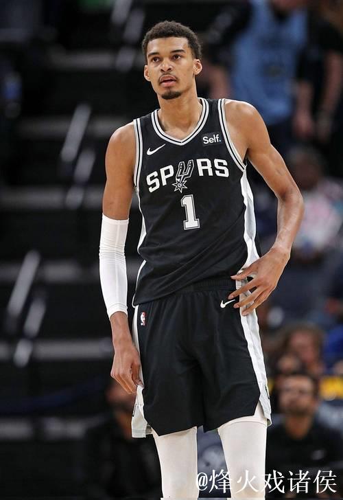 29分统治攻防！福克斯率马刺117-102碾压雷霆，文班亚马19+11送卫冕冠军噩梦